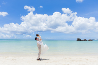 【沖縄本島1日2組様限定】＼44,000円でビーチ50カット！ドレス選び放題！9月末までの撮影！