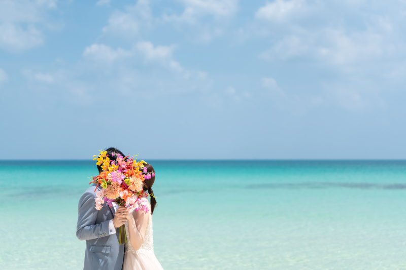 【沖縄本島】\11月~1月もまだ間に合う!/憧れのビーチフォト50カットを5.5万円で叶えられる♪衣装選び放題&プロヘアメイク付