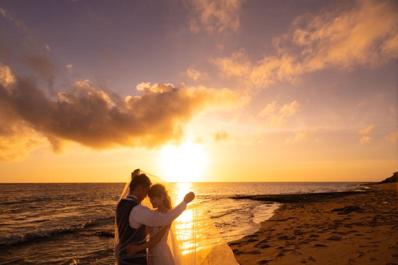 【沖縄本島】11月~1月に叶えたい\オレンジに輝くサンセット撮影付★/150カット11万円!選べるドレス&安心のプロヘアメイク付