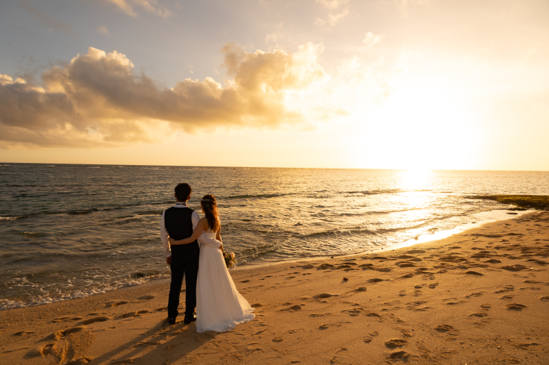 【沖縄本島】11月~1月に叶えたい\オレンジに輝くサンセット撮影付★/150カット11万円!選べるドレス&安心のプロヘアメイク付