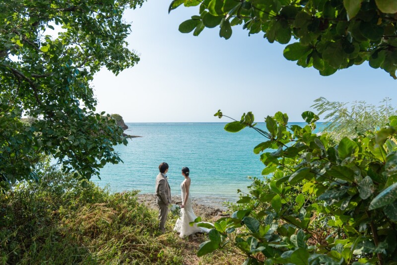 【沖縄本島_この夏だけの限定フォトプラン】/9月末までの撮影!ビーチ&グリーンフォト50カット♪衣裳選び放題&ヘアメイク全て込!