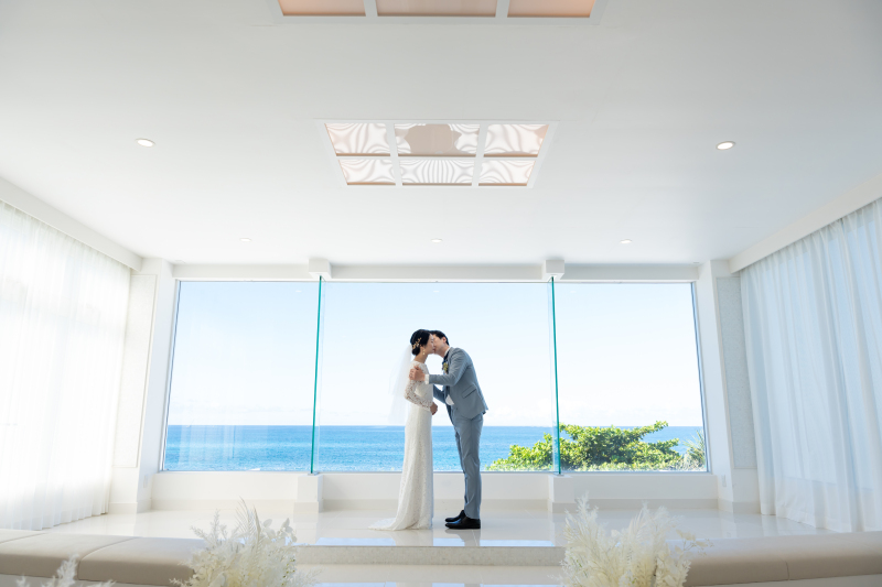 【宮古島限定】12~2月迄の撮影期間限定価格!\こだわりの衣裳2着付!/100カット11万円で叶えるビーチ&チャペル撮影プラン♪