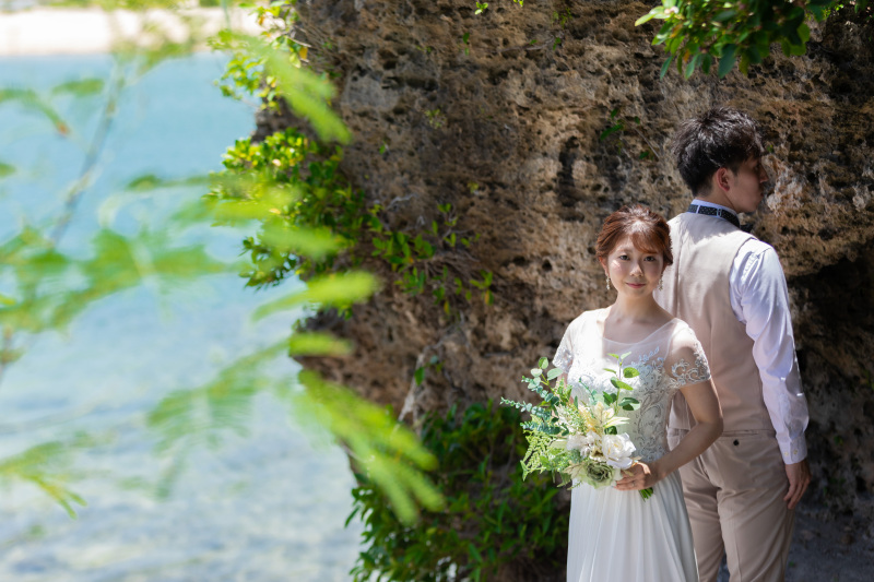 【沖縄本島】\11月~1月も間に合う/ビーチ&グリーンフォト衣装2着付100カットPlanを99,000円で♪プロヘアメイク付!