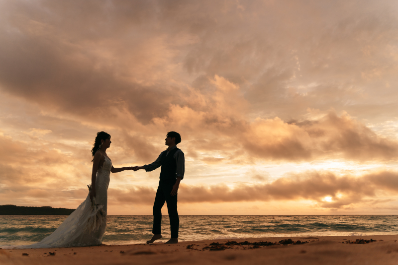 【宮古島】11月~1月に叶えたい\オレンジに輝くサンセット撮影付★*/150カット11万円!選べるドレス&安心のプロヘアメイク付