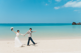 【沖縄本島】＼4～6月も間に合う！／憧れのビーチフォト50カットをコミコミ5.5万円で叶えられる♪衣装選び放題＆プロヘアメイク付