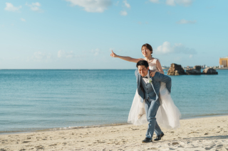 【沖縄本島】＼4～6月も間に合う！／憧れのビーチフォト50カットをコミコミ5.5万円で叶えられる♪衣装選び放題＆プロヘアメイク付