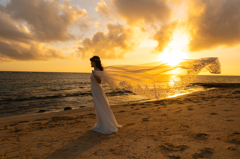 【沖縄本島】11月~1月に叶えたい\オレンジに輝くサンセット撮影付★/150カット11万円!選べるドレス&安心のプロヘアメイク付