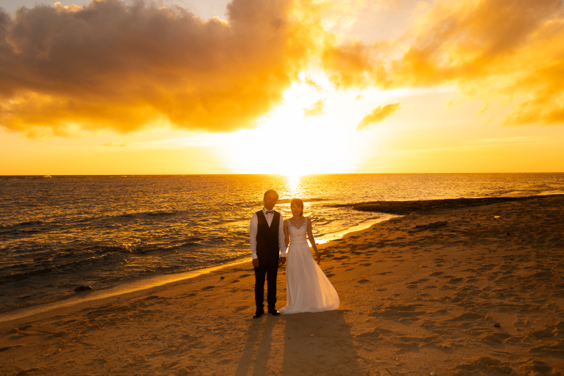 【沖縄本島】11月~1月に叶えたい\オレンジに輝くサンセット撮影付★/150カット11万円!選べるドレス&安心のプロヘアメイク付