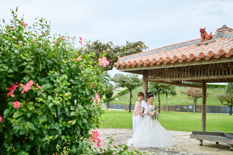 【沖縄本島】\11月~1月も間に合う/ビーチ&グリーンフォト衣装2着付100カットPlanを99,000円で♪プロヘアメイク付!