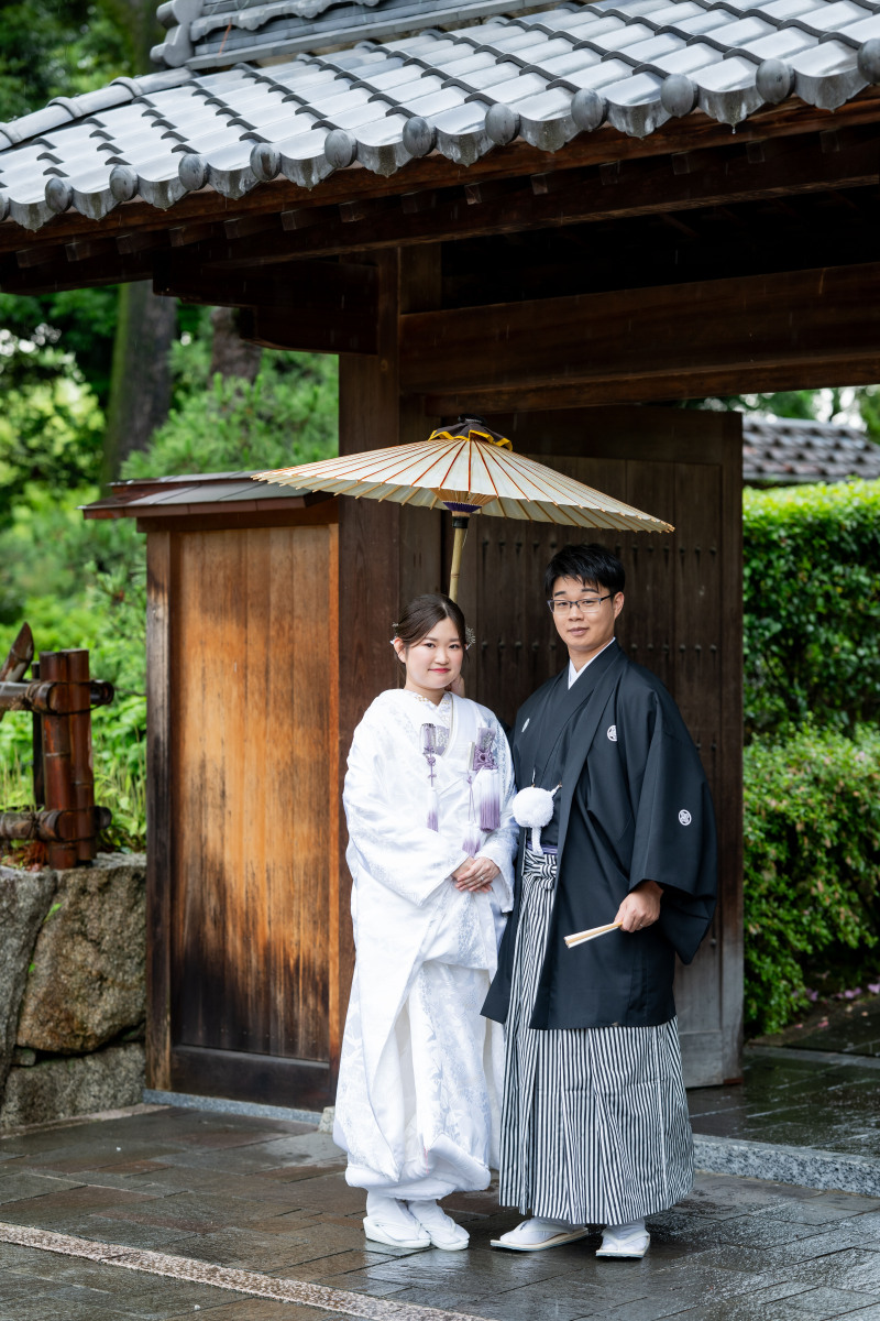 門の軒先でお出かけ前の記念写真風