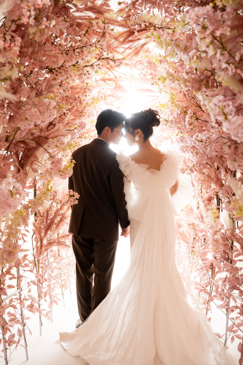 桜のトンネルで、光あふれるカット