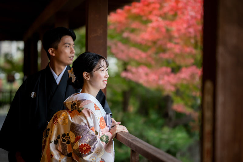 建物内側から紅葉と