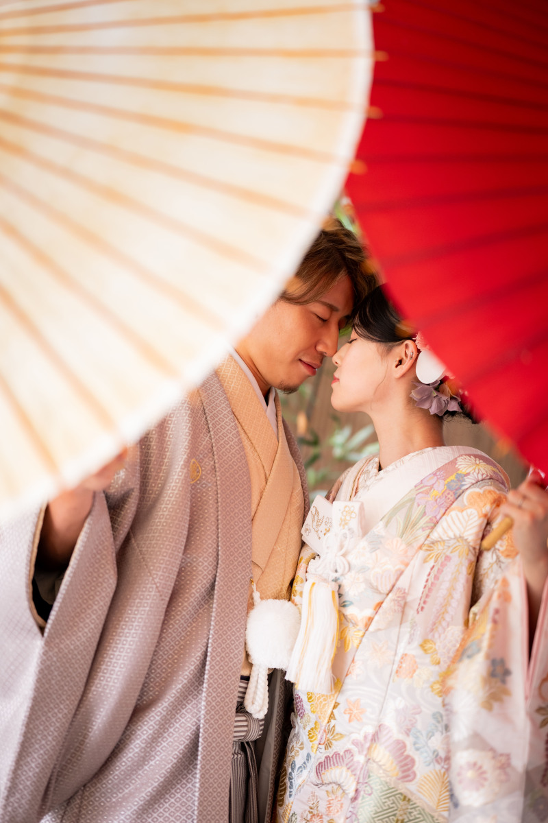 番傘と番傘の隙間から