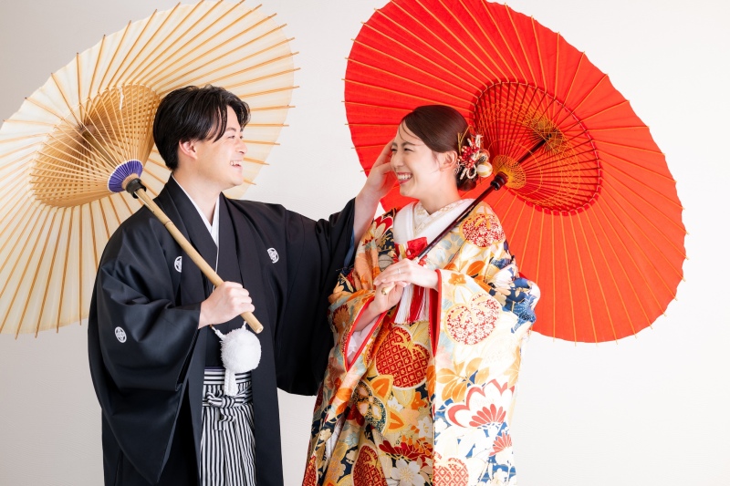 紅白の和傘で、ふたりの幸せを包み込んで。