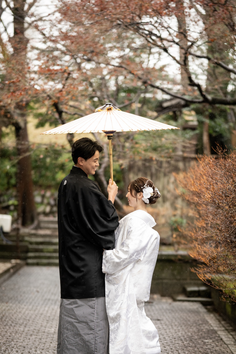 後ろ姿からの見つめ合いカット