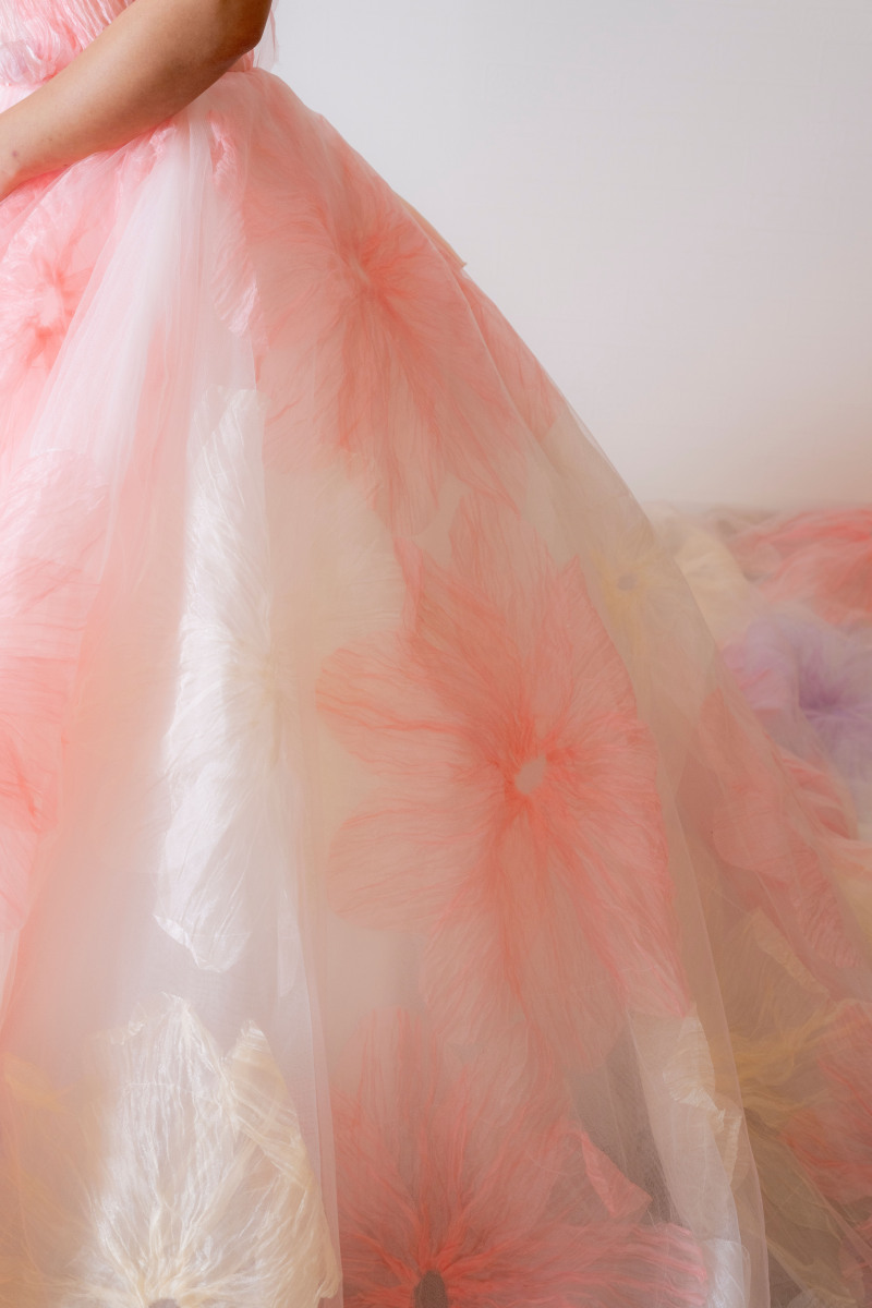 ふわふわ感がキュート!淡いピンクのカラードレス