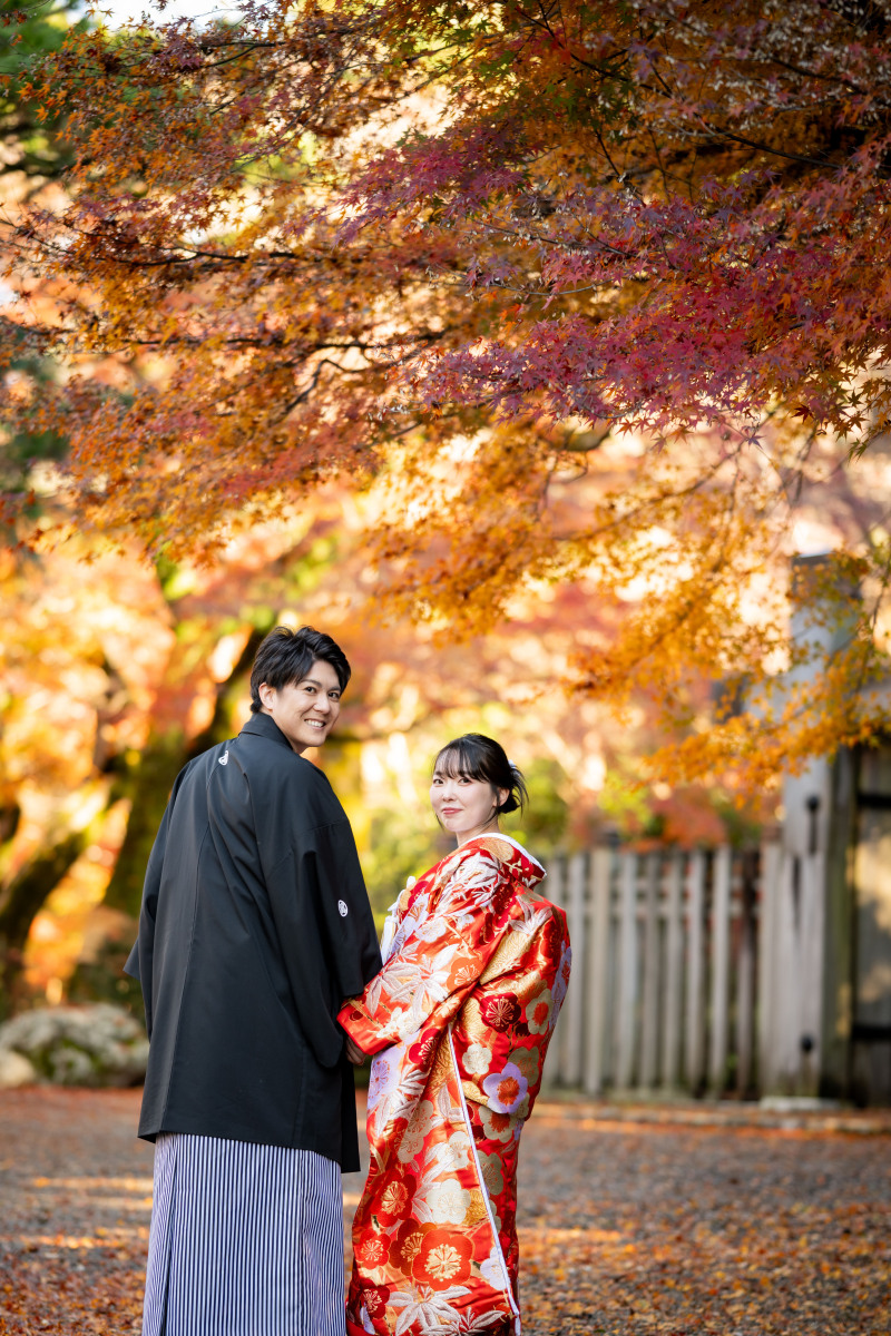遠近の紅葉を背景に振り向きカット