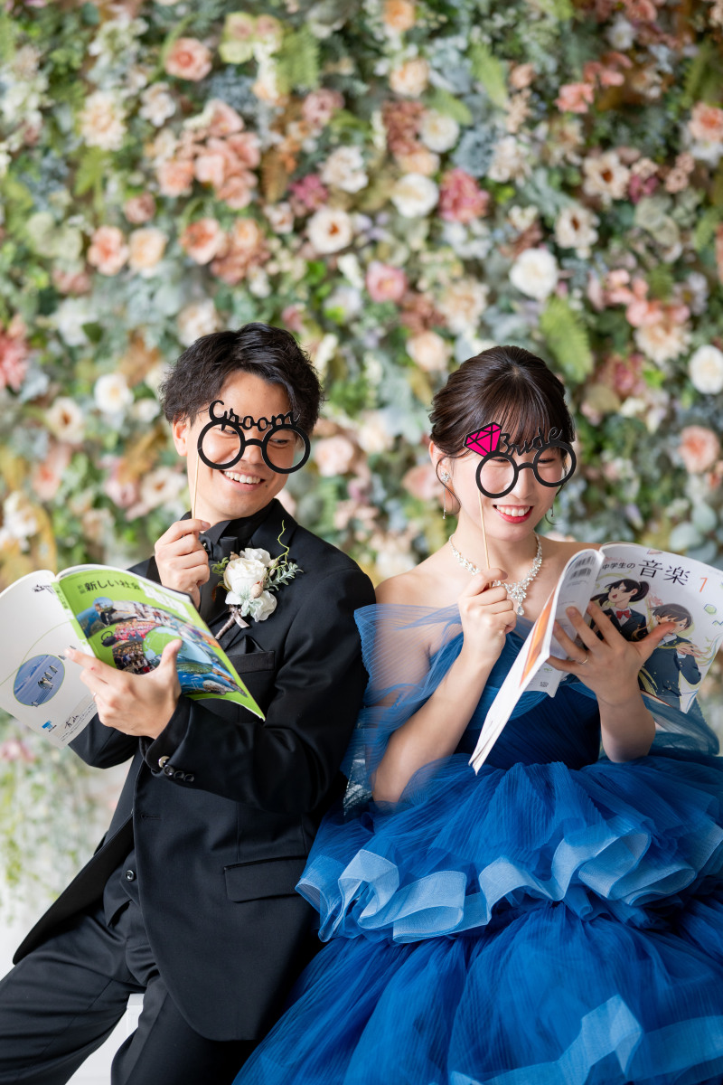 フラワーウォールの前で座って