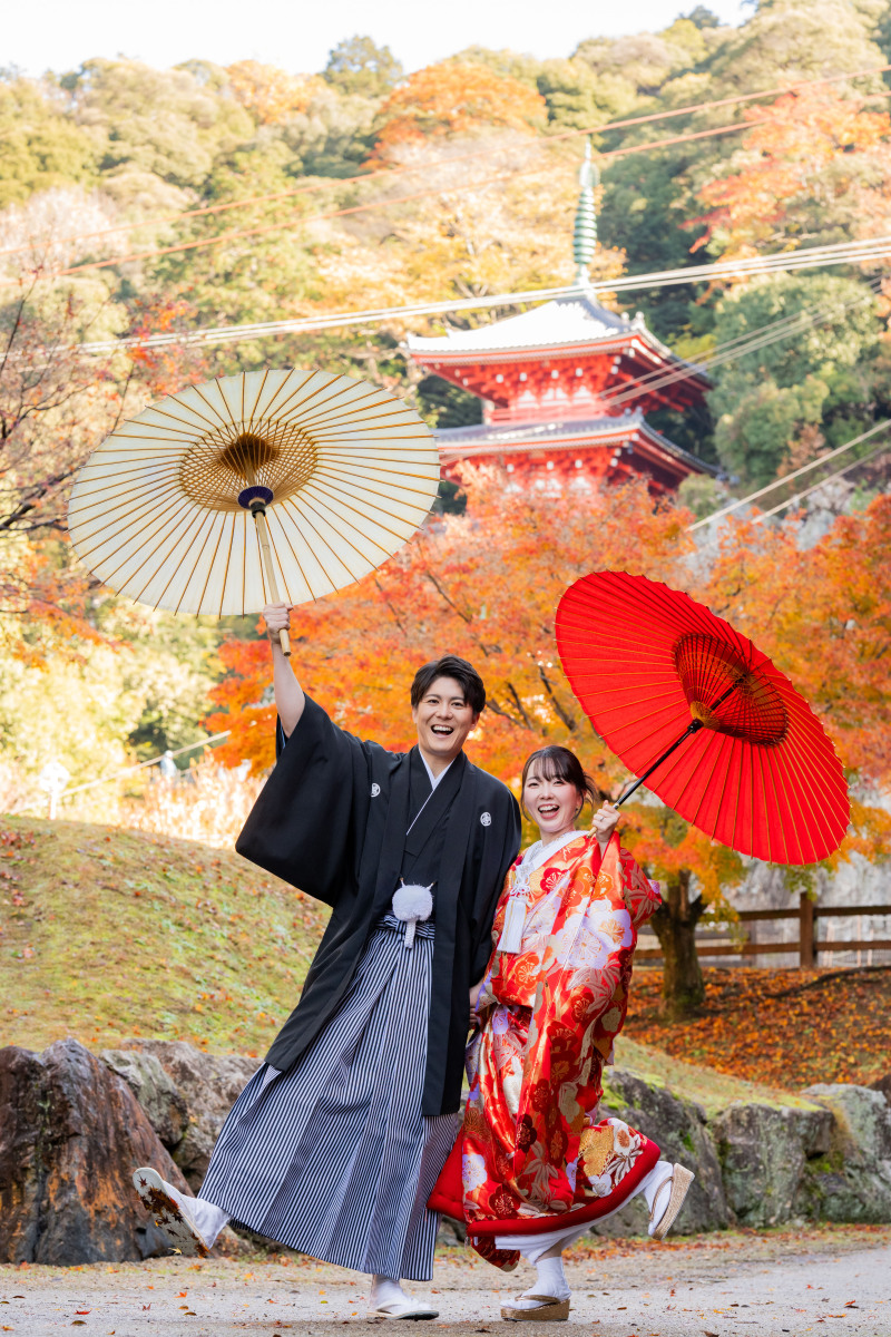 三重塔を入れつつ番傘で楽しいポーズ