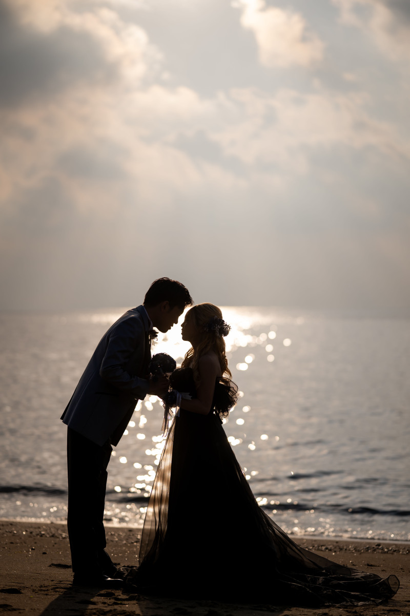 海をバックにシルエット