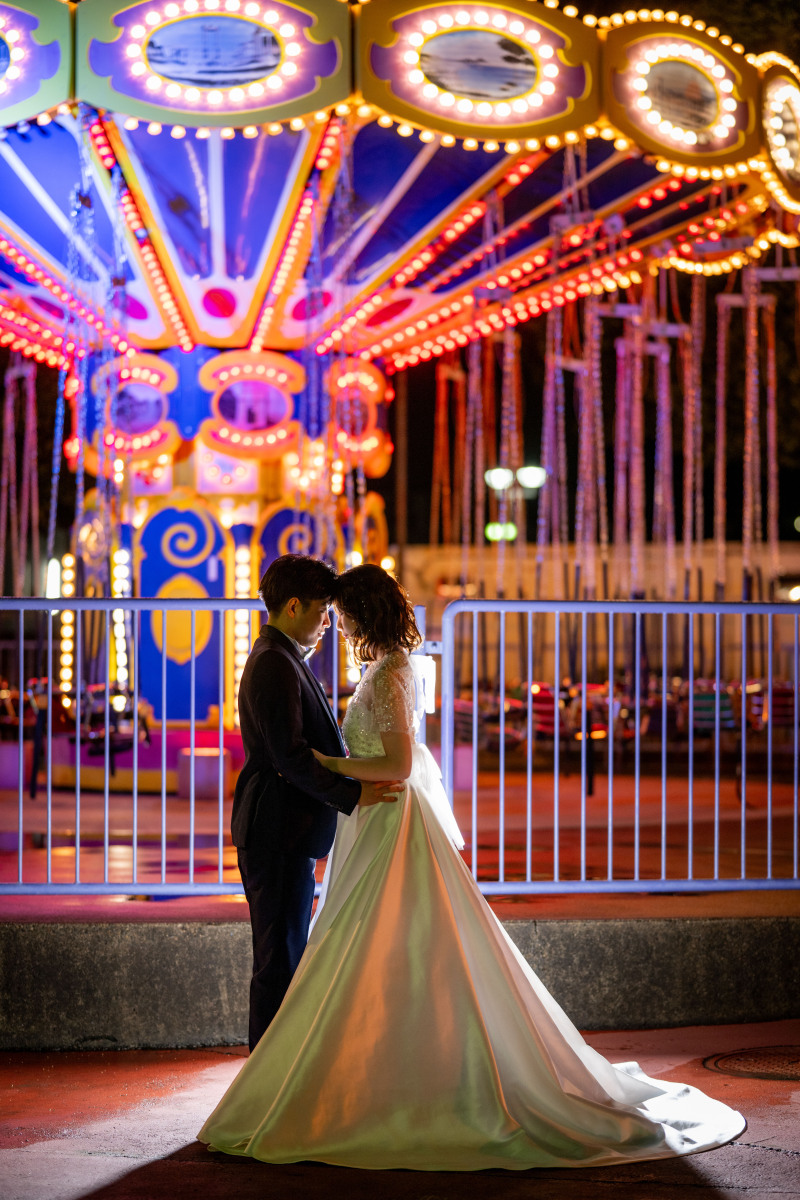 回転ブランコの前で