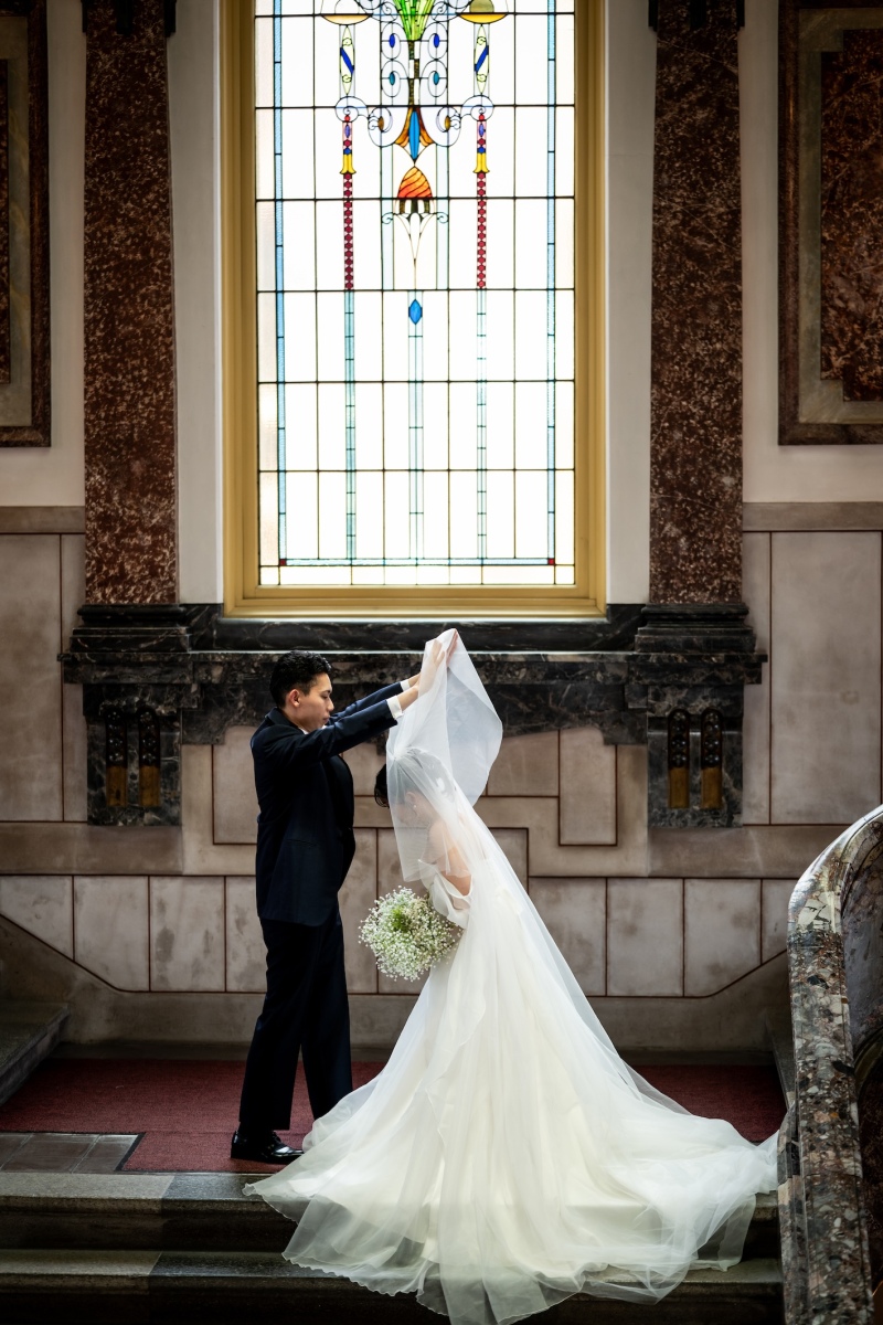 ステンドグラスの前でベールアップ