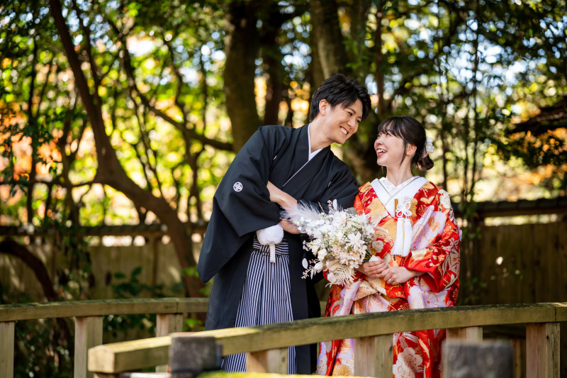 お顔をよせて橋の上でナチュラルカット