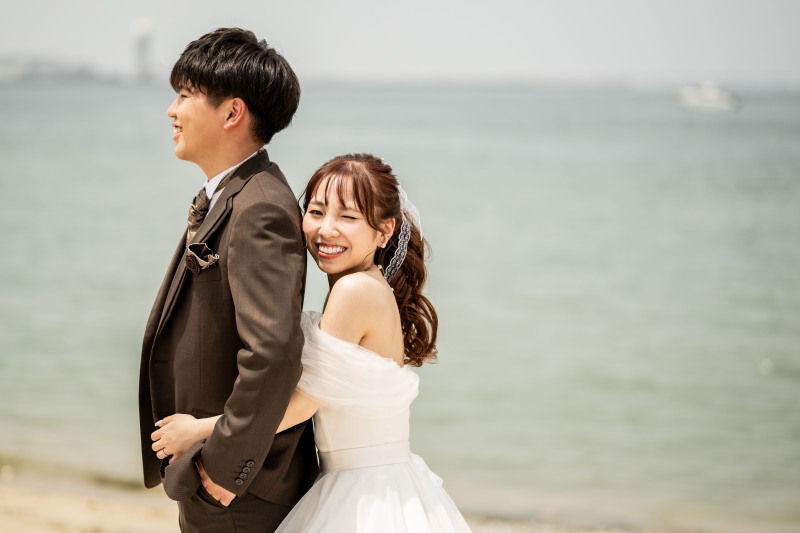 背中からハグ♡新婦様ウィンク上手です