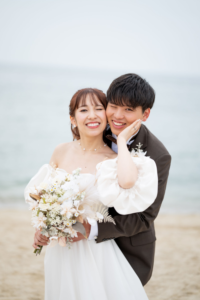 今度は新郎様がバックハグ