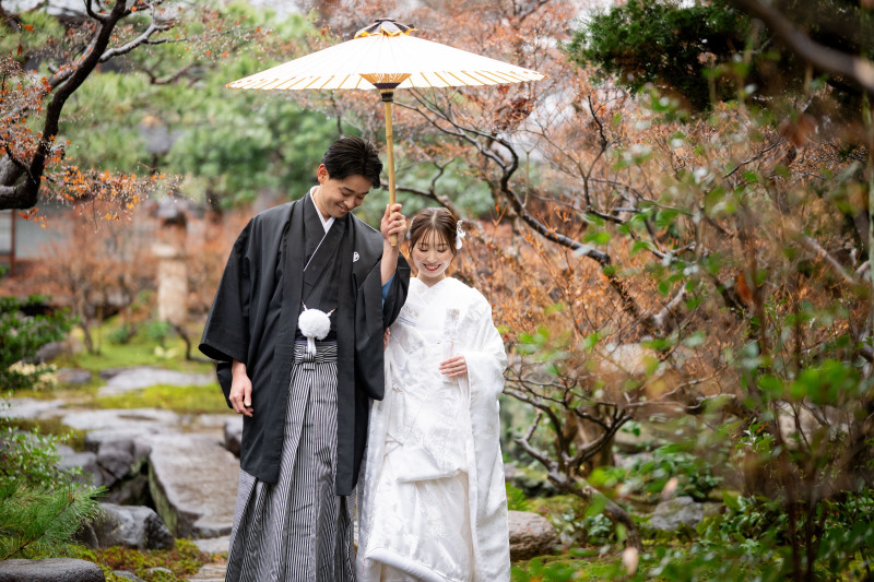 庭園の飛び石をお二人で散歩