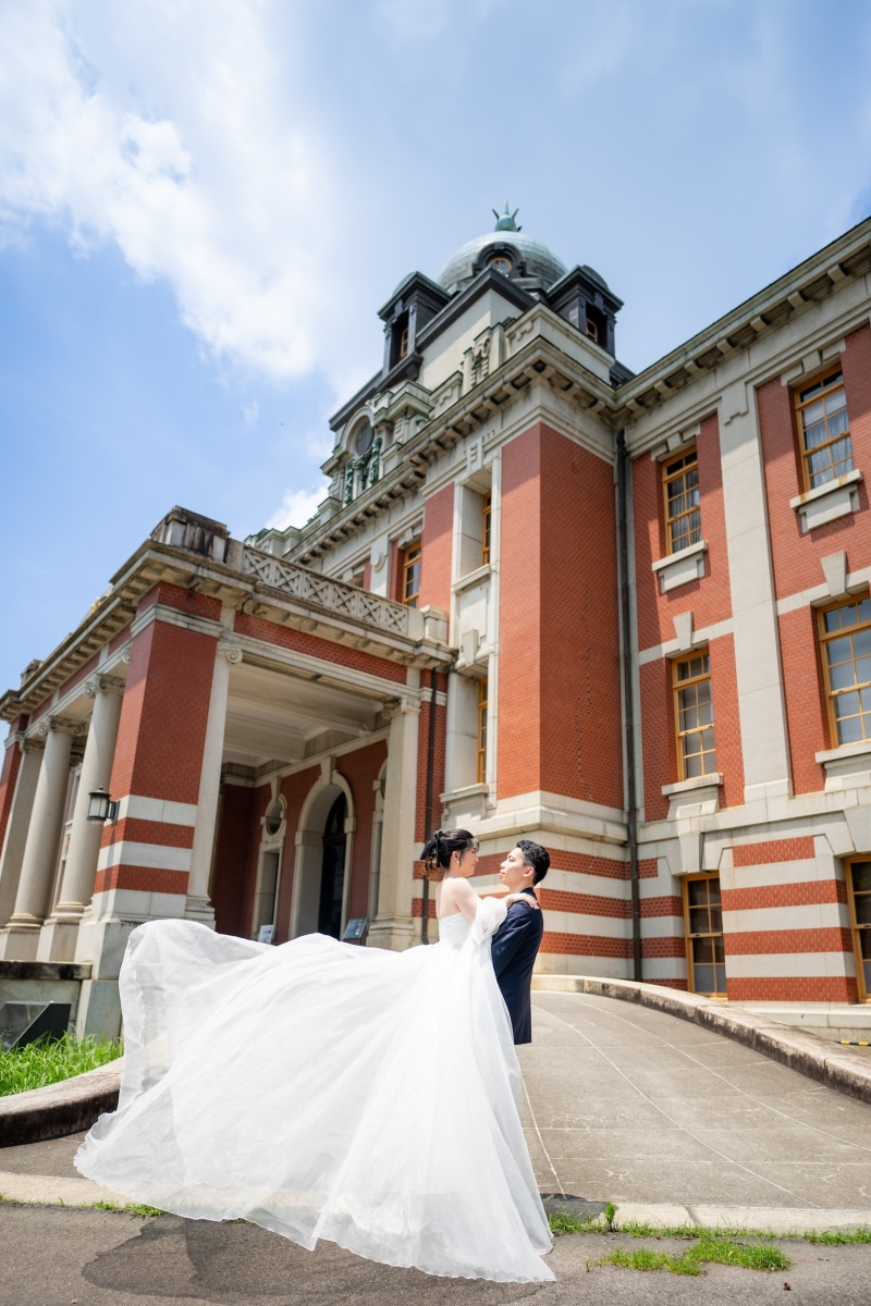 外で外観をバックに抱っこ