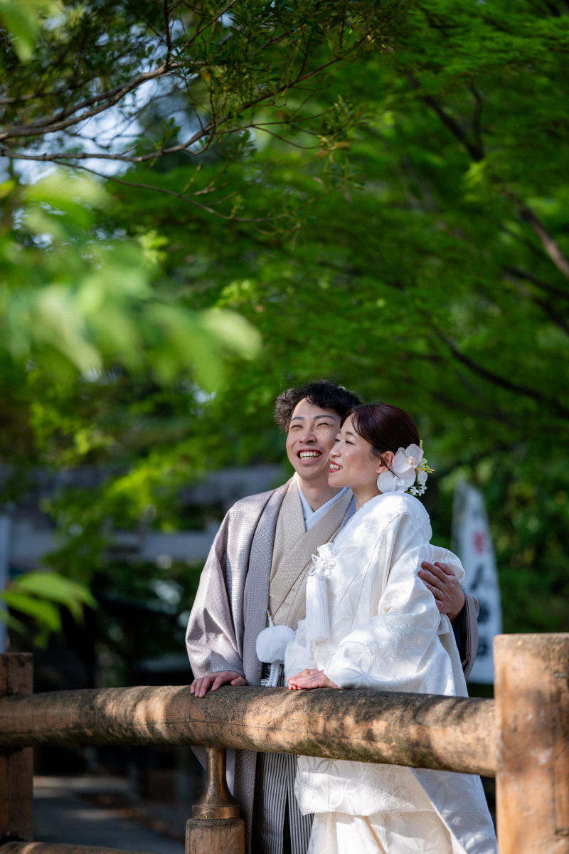 新緑に包まれて木漏れ日の中で