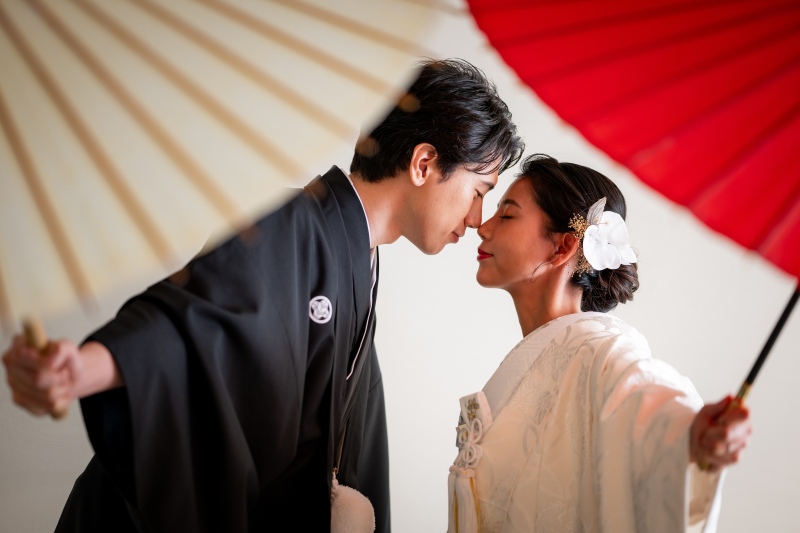 紅白の和傘でアクセント。