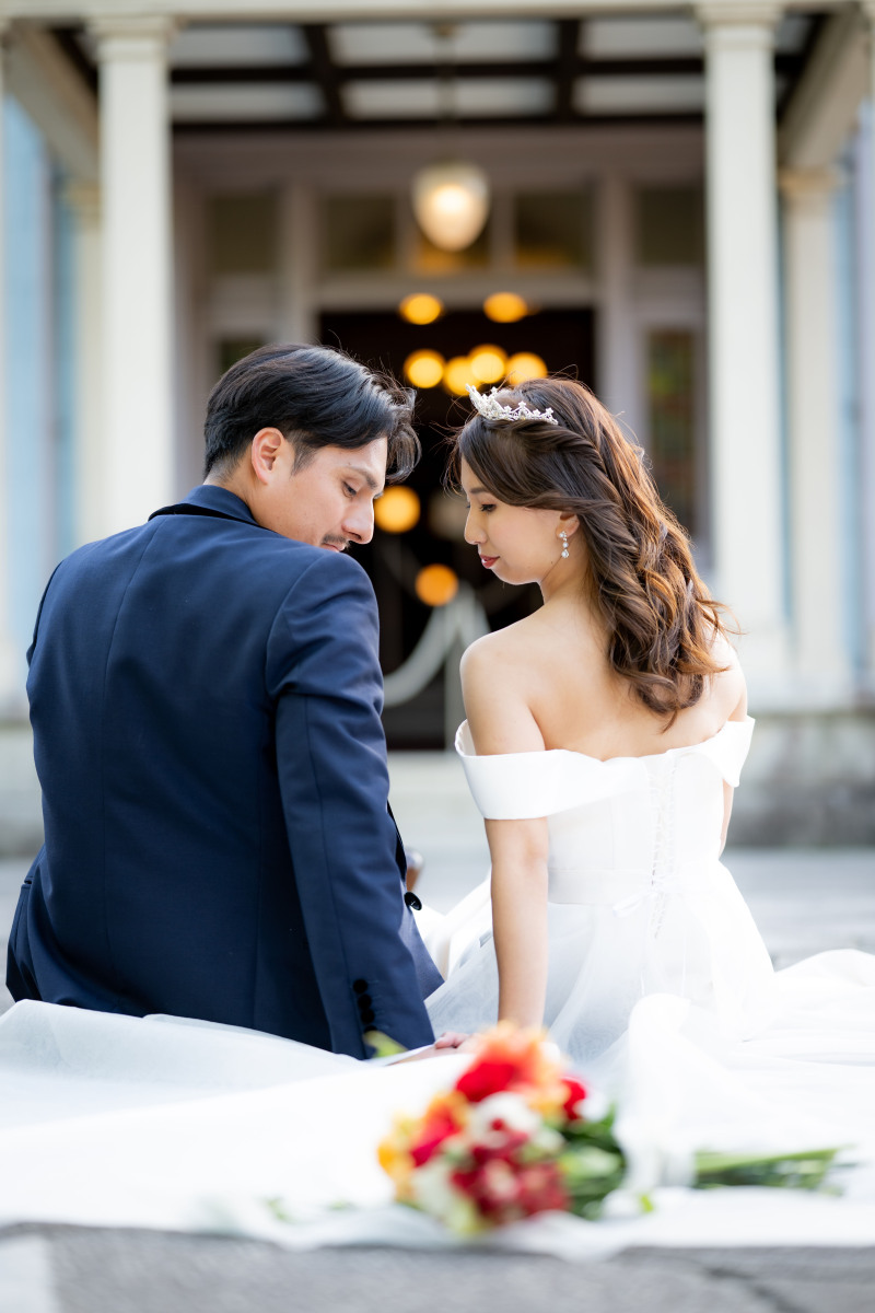 洋館の前の広場でお座りカット後ろ姿バージョン！