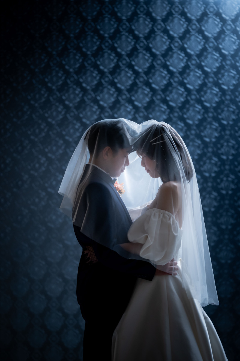 青背景でベールイン。ライティングは大人な感じ!