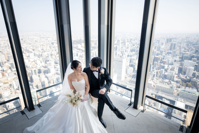 名古屋の街を背景に