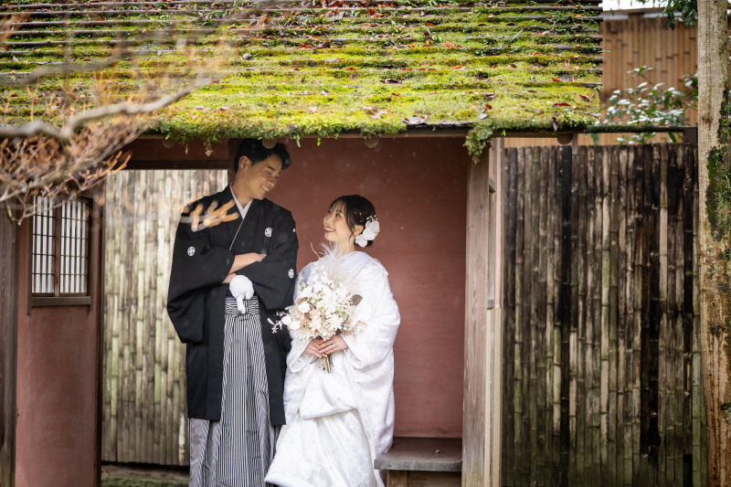 庭園にある四阿で雨宿り