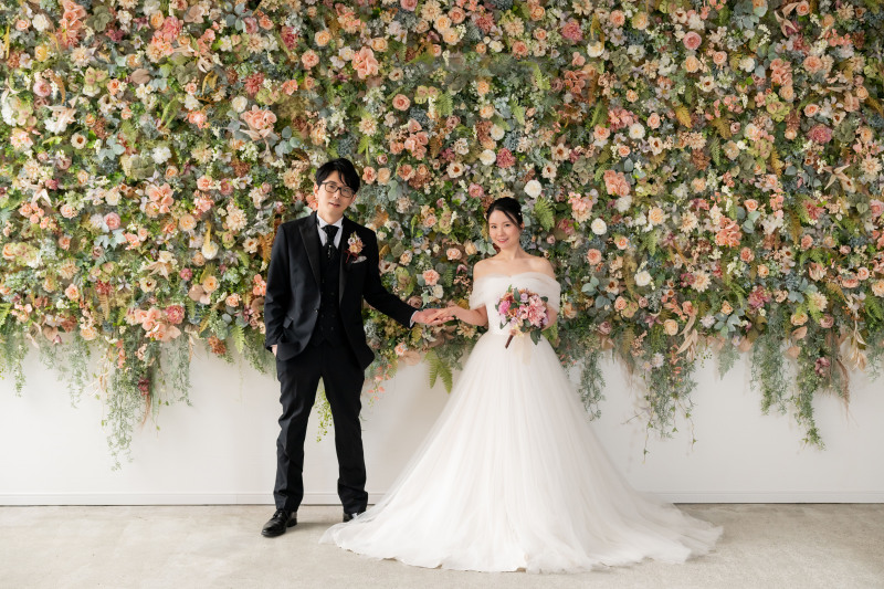 スタジオのフラワーウォールで