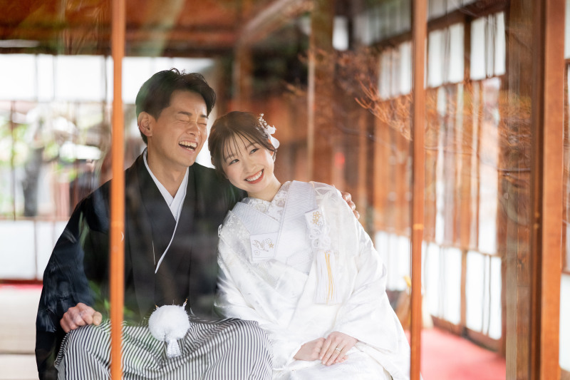 ガラス越しにナチュラルなお二人を撮影