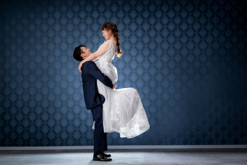 ブルーレトロな背景で抱っこ