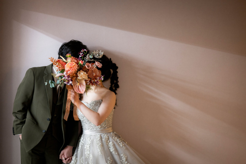 ブーケで顔隠し！キスシーン？カット