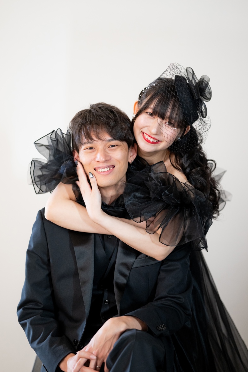 包み込むような優しさ溢れるバックハグショット