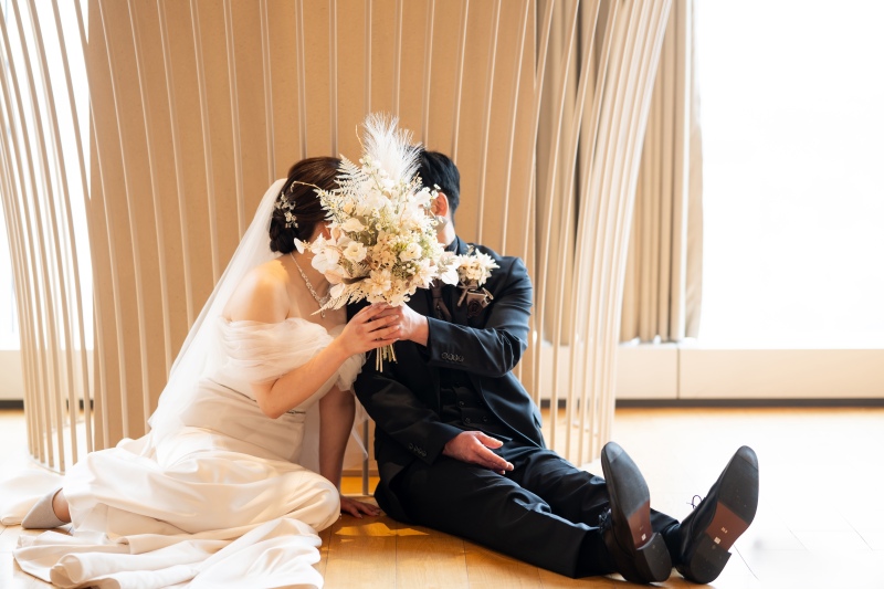 顔隠しポーズでロマンチックな雰囲気を演出♡