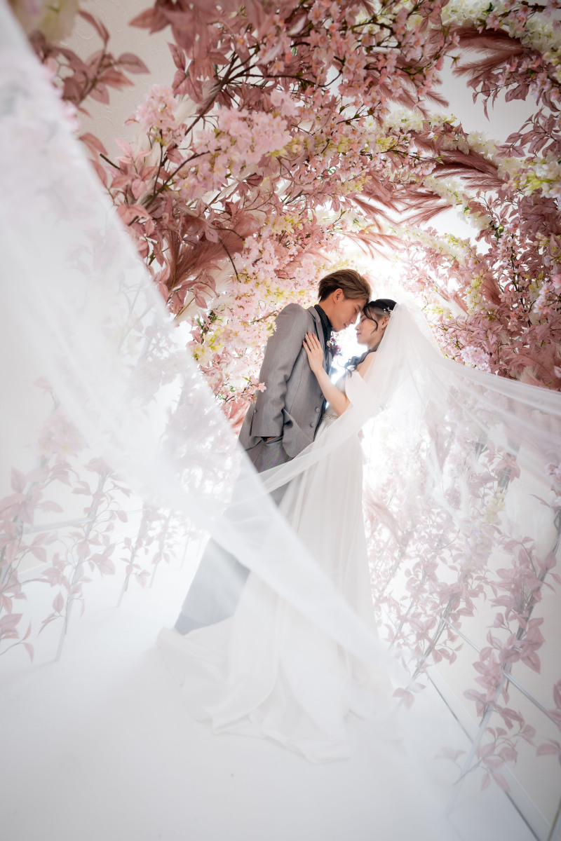 桜のトンネルでベールを使ったカット♡