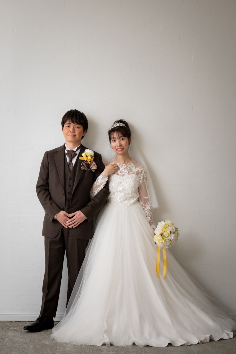 白のみの背景にして気取らない２ショット