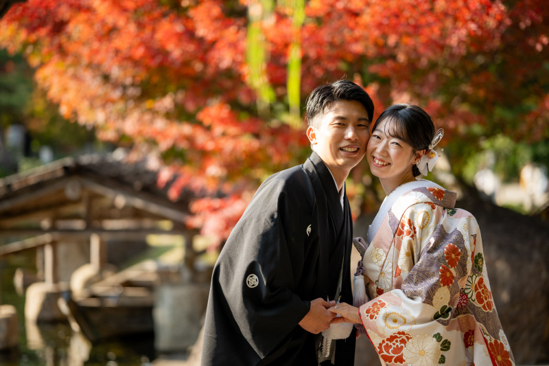 紅葉バックに顔くっつけて