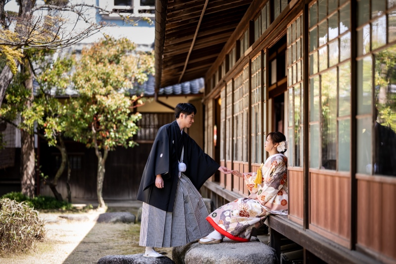 ”お手をどうぞ” 寄り添う2人の想いをとじ込めて