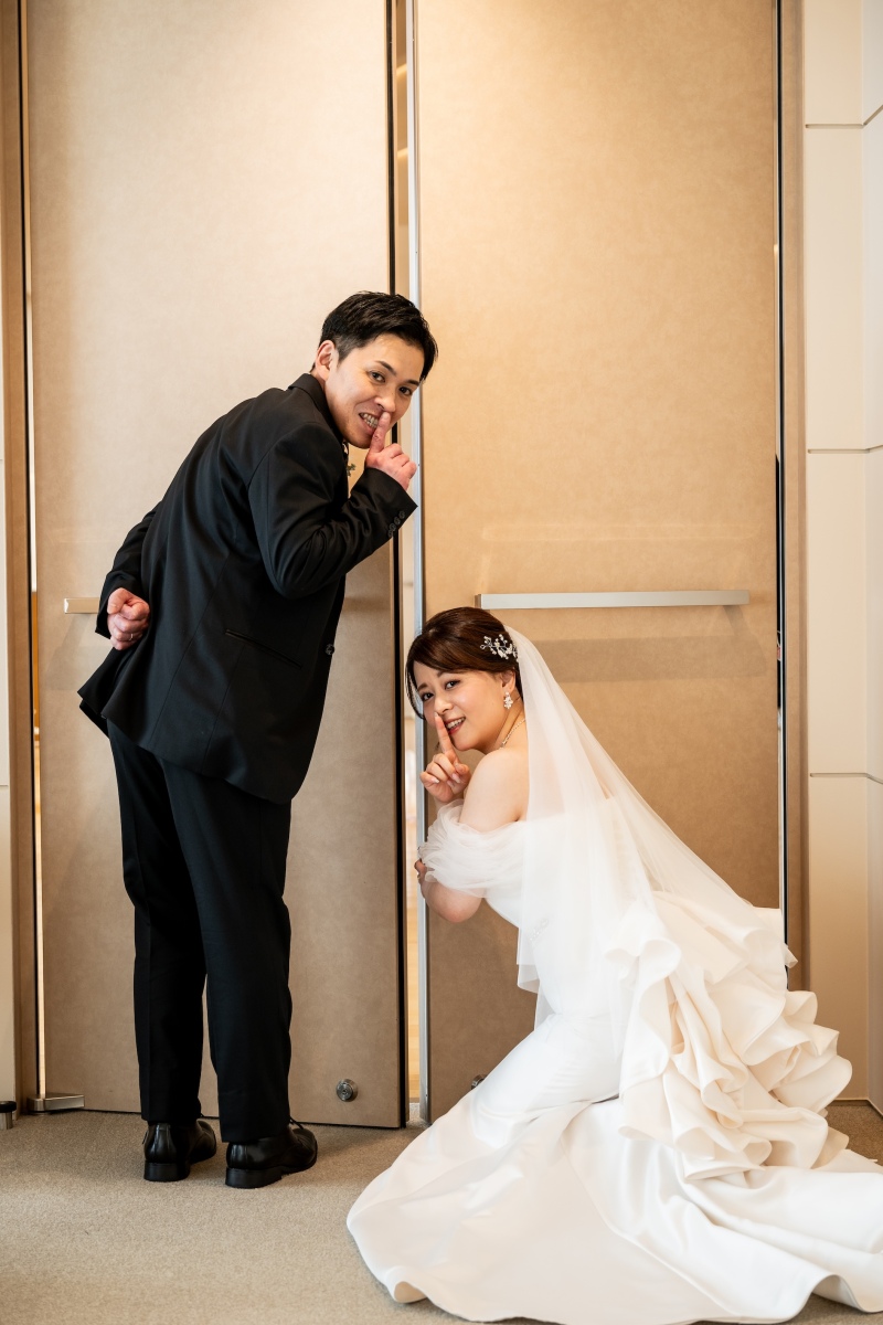 隙間からこっそりが可愛らしい【のぞき見ショット】