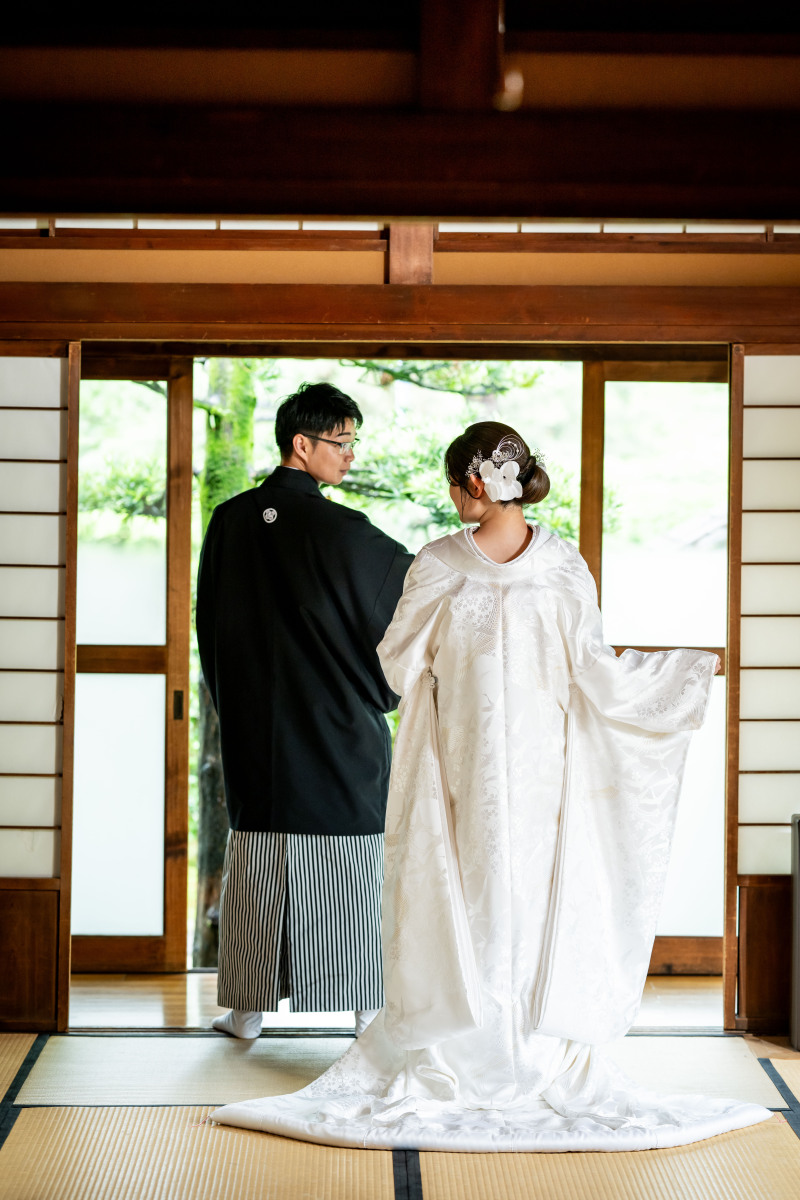 和室内で後ろ姿