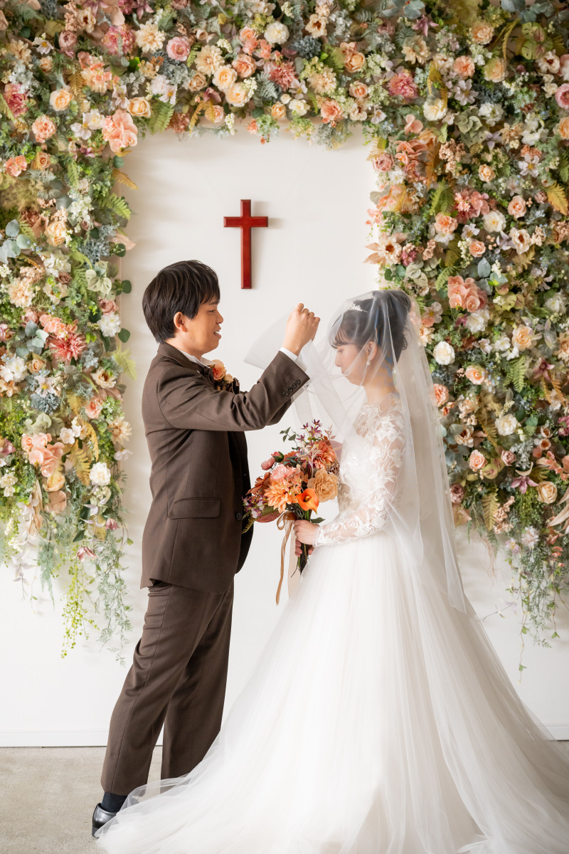 フラワーウォール＋十字架でチャペル風に